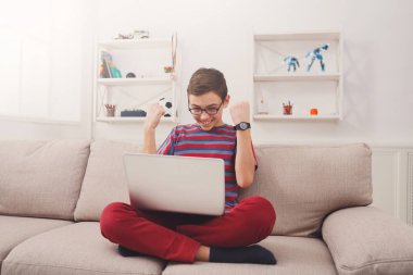 Genç çocuk dijital tablet kanepe evde kullanma