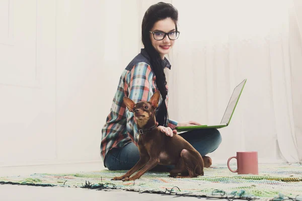 Junges Mädchen mit Laptop und Hund — Stockfoto