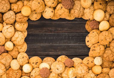 Kurabiye ve bisküvi, kahverengi ahşap kopya alanı ile