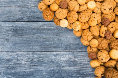 Kurabiye ve bisküvi, mavi ahşap kopya alanı ile