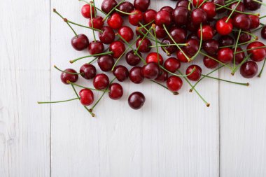 Beyaz ahşap zemin üzerinde tatlı taze kiraz