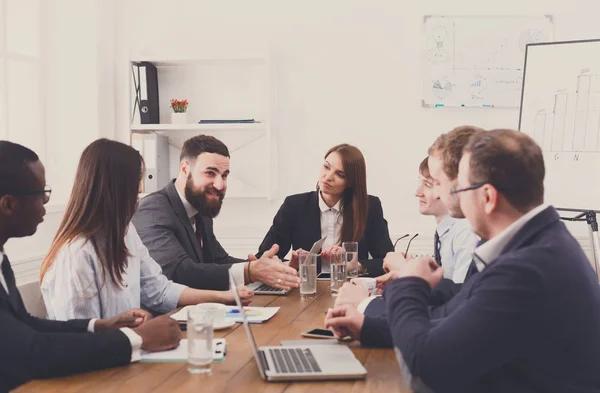 Reunión de negocios. Equipo multiétnico joven en la oficina moderna — Foto de Stock