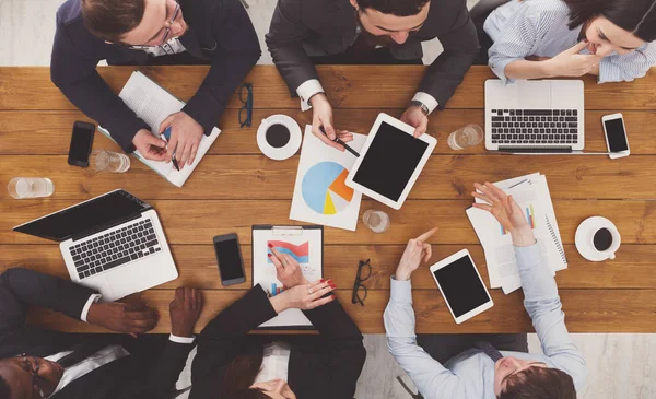 Grupo de gente de negocios ocupada trabajando en la oficina, vista superior —  Fotos de Stock