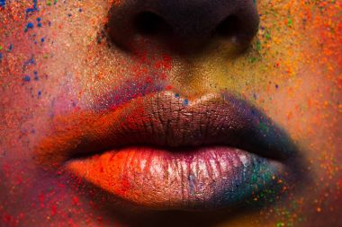 Holi renkler renkli sanat makyajlı modelinin dudaklar