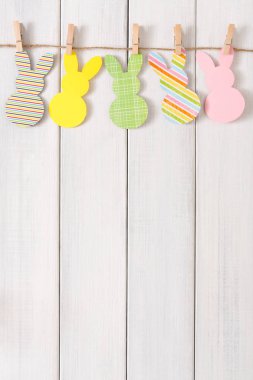 Paskalya tavşanları üzerinde beyaz tahta arka plan ile çelenk, alanı Kopyala