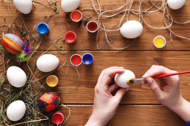 Resim renkli Paskalya yumurtaları, ahşap üzerine Üstten Görünüm