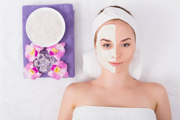 Mascarilla facial, tratamiento de belleza spa, cuidado de la piel — Foto de Stock
