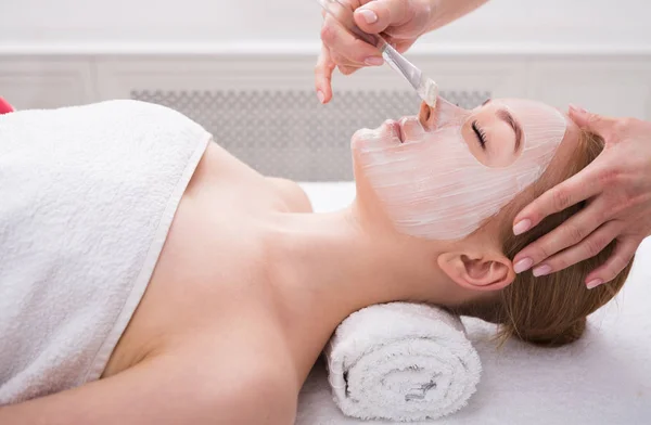 Woman gets face mask by beautician at spa — Stock Photo, Image