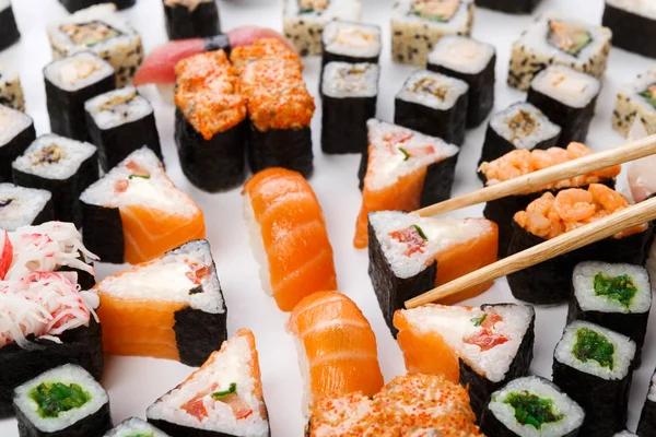 Conjunto de sushi, maki e rolos isolados closeup com pauzinhos — Fotografia de Stock