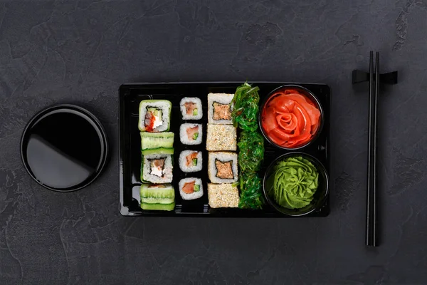 Set sushi maki en rollen close-up in levering vak — Stockfoto