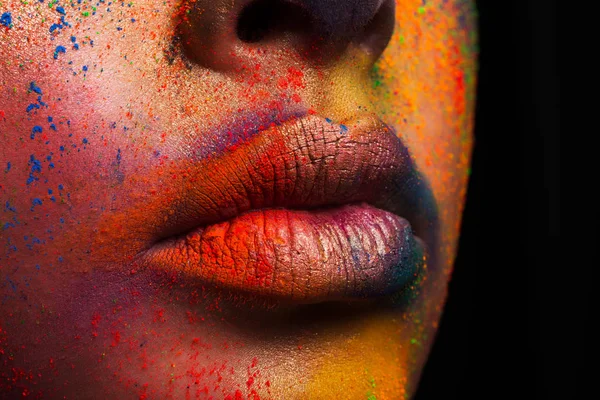 Labios de modelo con maquillaje de arte colorido, colores holi — Foto de Stock