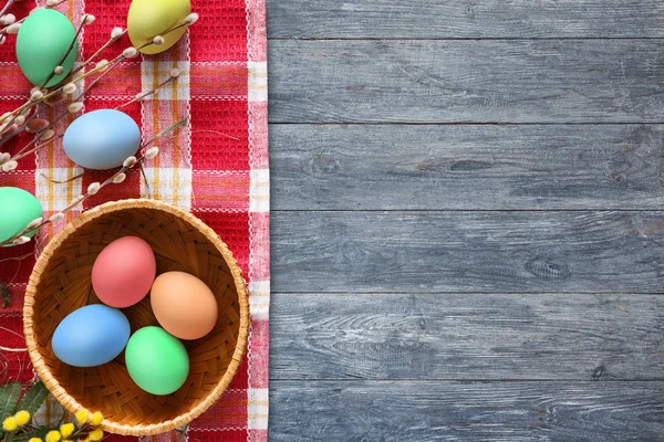 Bunte Ostereier auf Holz-Hintergrund — Stockfoto