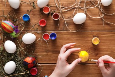 Resim renkli Paskalya yumurtaları, ahşap üzerine Üstten Görünüm