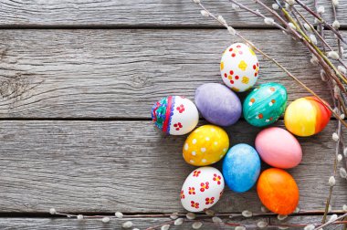 ahşap arka plan üzerinde renkli Paskalya yumurtaları