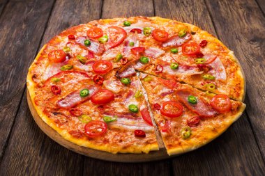 Kırmızı ve yeşil biber biber lezzetli pizza
