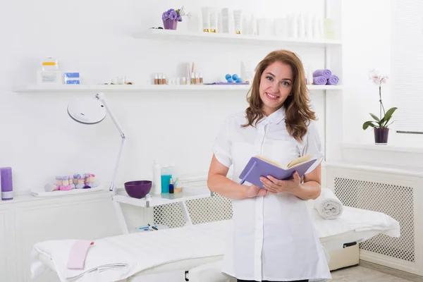 Vrouw schoonheidsspecialiste arts aan het werk in spa centrum — Stockfoto