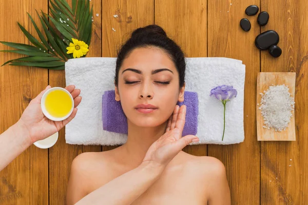 Massaggiatrice donna fanno massaggio lifting facciale nel centro benessere spa — Foto Stock
