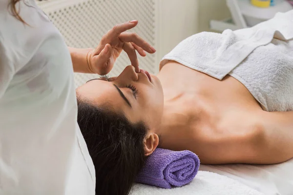Mulher massagista fazer rosto levantamento massagem no spa centro de bem-estar — Fotografia de Stock