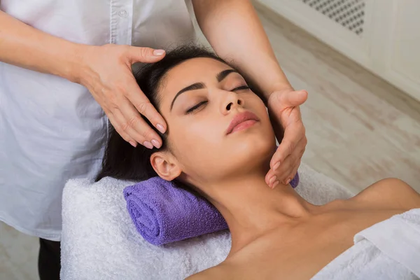 Kvinna massagist göra ansikte lyft massage i spa wellness center — Stockfoto