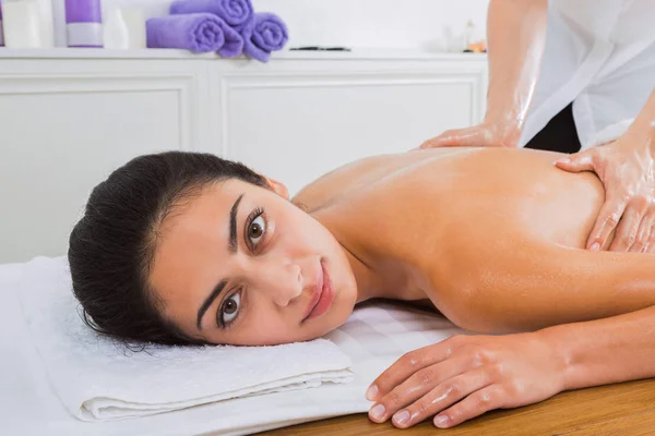 Massagem corporal no centro de bem-estar spa — Fotografia de Stock