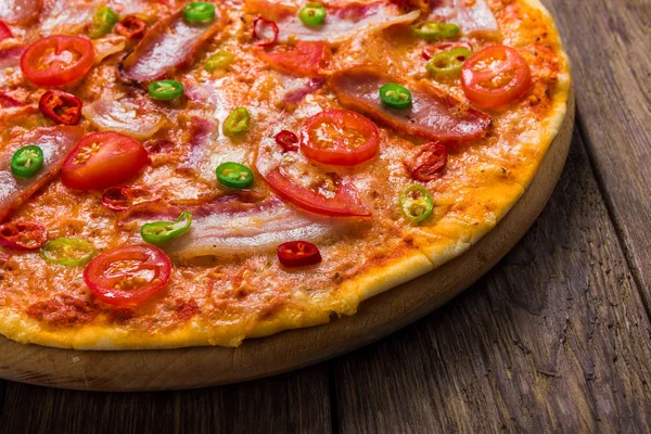 美味的比萨，用红色和绿色的红辣椒 — 图库照片
