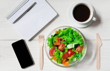 Sağlıklı bir iş öğle yemeği aperatif ofis, sebze salata kasesi