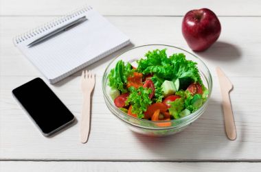 Sağlıklı bir iş öğle yemeği aperatif ofis, sebze salatası Üstten Görünüm