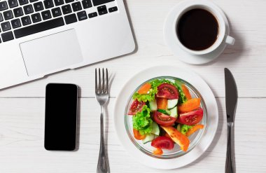 Sağlıklı bir iş öğle yemeği aperatif ofis, sebze salata kasesi