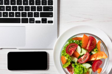 Sağlıklı bir iş öğle yemeği aperatif ofis, sebze salatası Üstten Görünüm