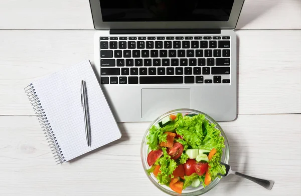 Sağlıklı bir iş öğle yemeği aperatif ofis, sebze salatası Üstten Görünüm