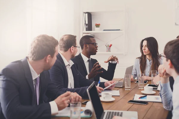 Affärsmöte. Unga multietniskt team i moderna kontor — Stockfoto