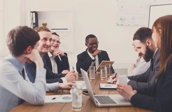 Incontro d'affari. Giovane squadra multietnica in ufficio moderno — Foto Stock