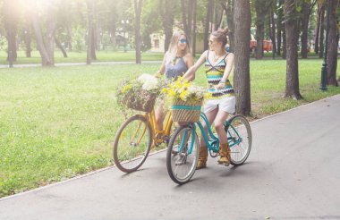 Bisiklet Park binmek birlikte mutlu boho chic kız