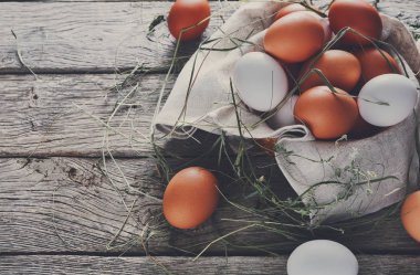 Rustik ahşap, organik tarım kavramı üzerinde taze tavuk kahverengi yumurta