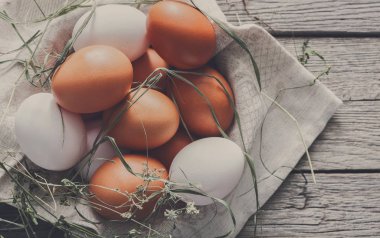 Rustik ahşap, organik tarım kavramı üzerinde taze tavuk kahverengi yumurta