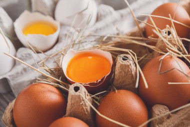 Yumurta karton. Sağlıklı gıda arka plan. Sarı sarısı