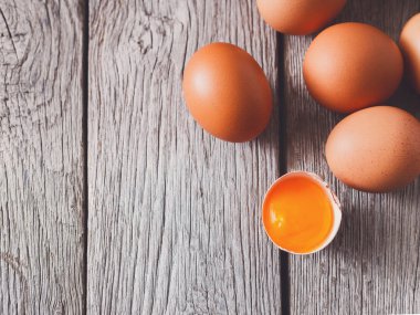 Rustik ahşap, organik tarım kavramı arka plan üzerinde taze tavuk kahverengi yumurta