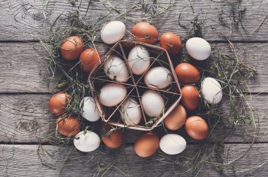 Keten, organik tarım arka plan üzerinde taze tavuk yumurta