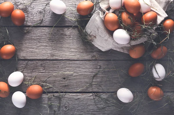 新鲜的鸡肉棕色鸡蛋上亚麻、 有机农业背景 — 图库照片