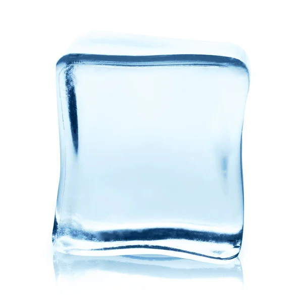 Cubo de hielo transparente con reflexión aislada sobre blanco . — Foto de Stock