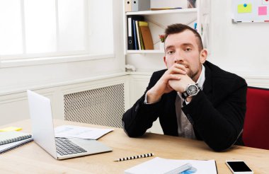 İşyerinde, office sinirli sinirli işadamı