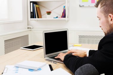 İş adamı ofis işyeri dizüstü bilgisayar ile çalışır