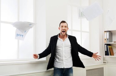 İş adamı bırak kağıt, iş günü sonra iyi eğlenceler