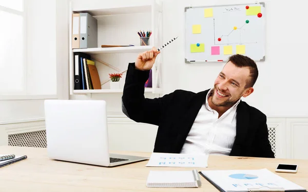 Arbeta med roliga, framgångsrik affärsman på arbetsplatsen — Stockfoto
