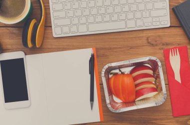 Sağlıklı gıda - işyerinde meyve snack