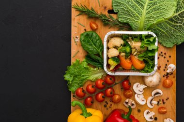 Kopya alanı siyah zemin üzerine taze sebze