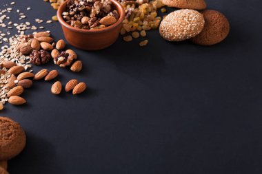 Düz koyu arka plan üzerinde yulaf kurabiye shot yatıyordu