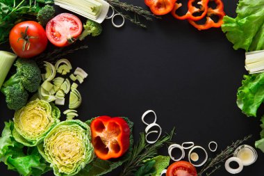 Çerçeve kopya alanı ahşap zemin üzerine taze sebze