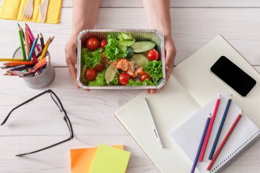 Sağlıklı bir iş öğle yemeği aperatif ofis, sebze salatası pov görünümü
