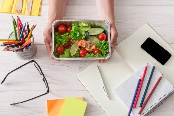 Friska företag lunch mellanmål i office, grönsakssallad pov Visa — Stockfoto